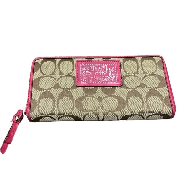 Coach Handbags - NWT Coach Daisy wallet